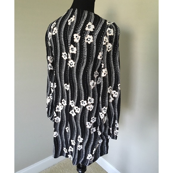 Express Black & White Floral Flowy Shirt Tunic - Picture 2 of 3